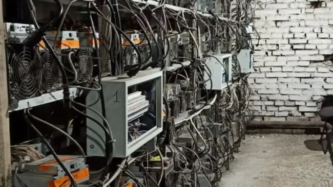 Омский суд вынес приговор организатору незаконной майнинговой фермы